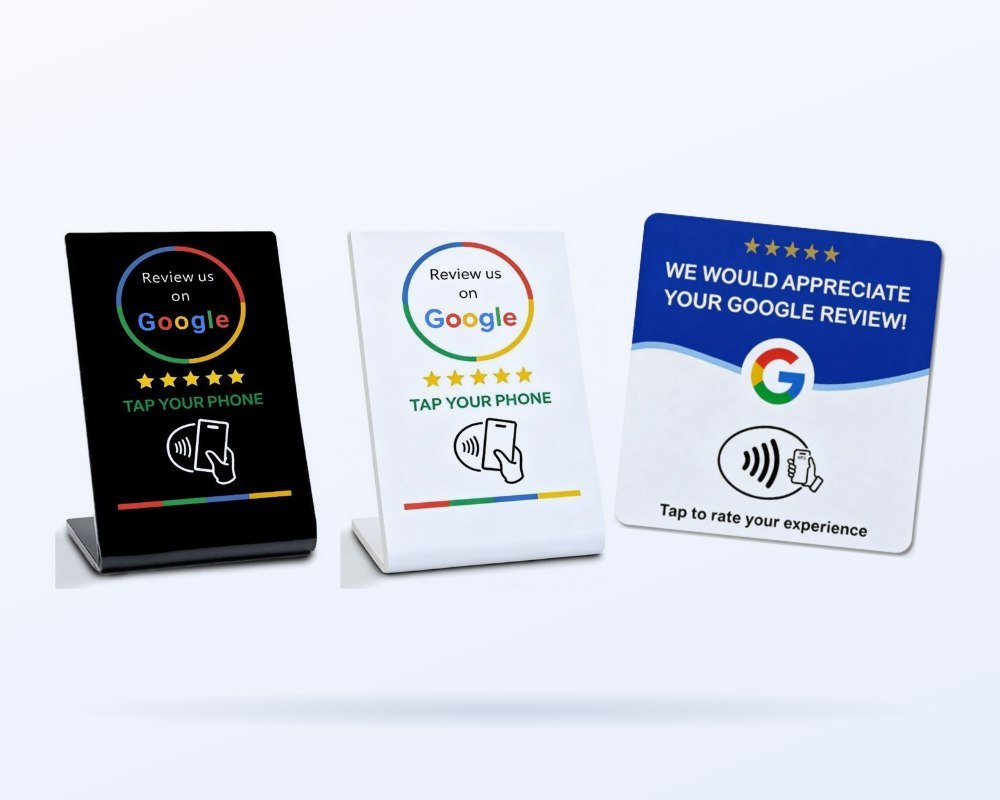 Zwarte en witte NFC Google review standaard en een Google review plaatje